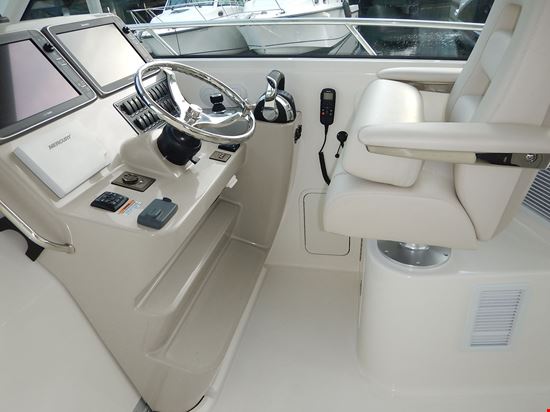 Conquest 345 Pilothouse steering station