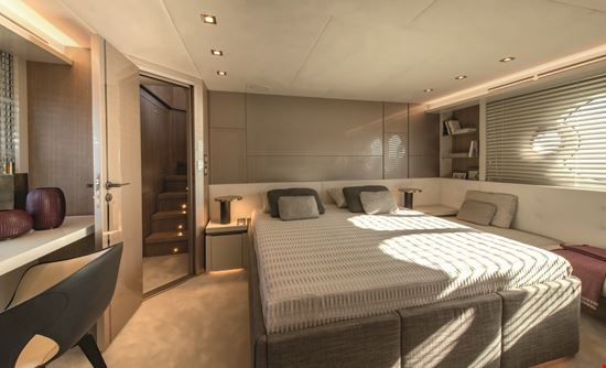 MCY 70 owner cabin