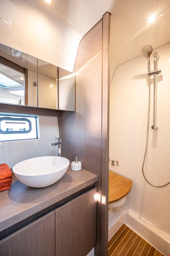 Gran Turismo 41 kupaonica s umivaonikom i zahodom/tušem,