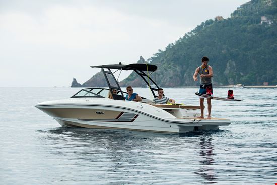 Sea Ray SPX 210 - getting ready for watersports