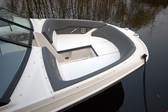Sea Ray SPX 230 bow seating