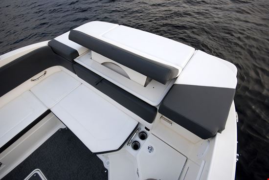 Sea Ray SPX 230 stern seating