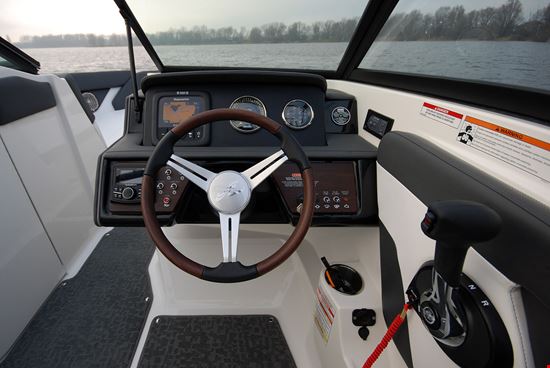 Sea Ray SPX 230 steering station