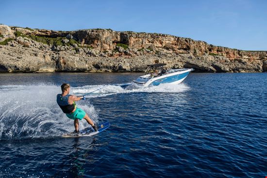 Sea Ray SLX  250 - enjoy the wakesurfing 